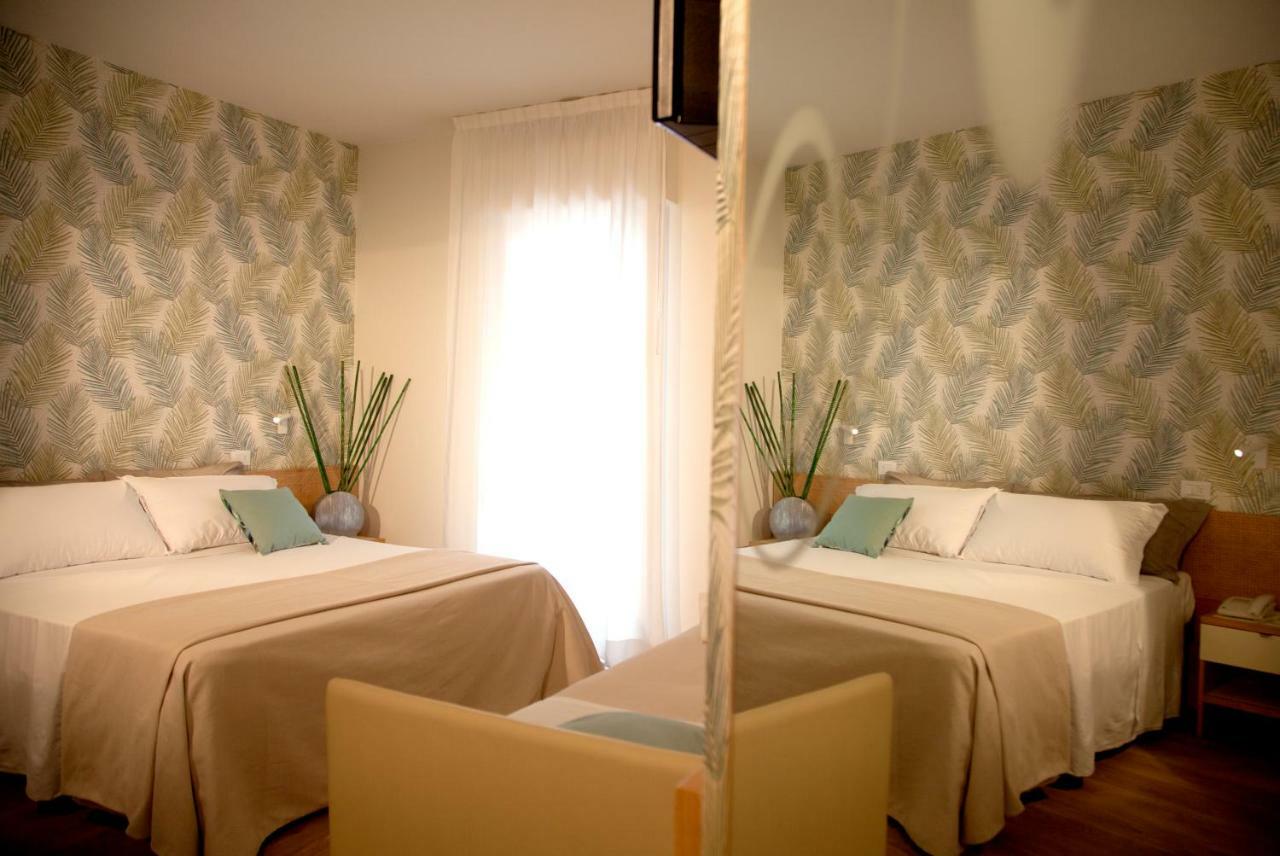 Hotel Montecarlo - Vista Mare Con Piscina & Area Fitness Riccione Zewnętrze zdjęcie
