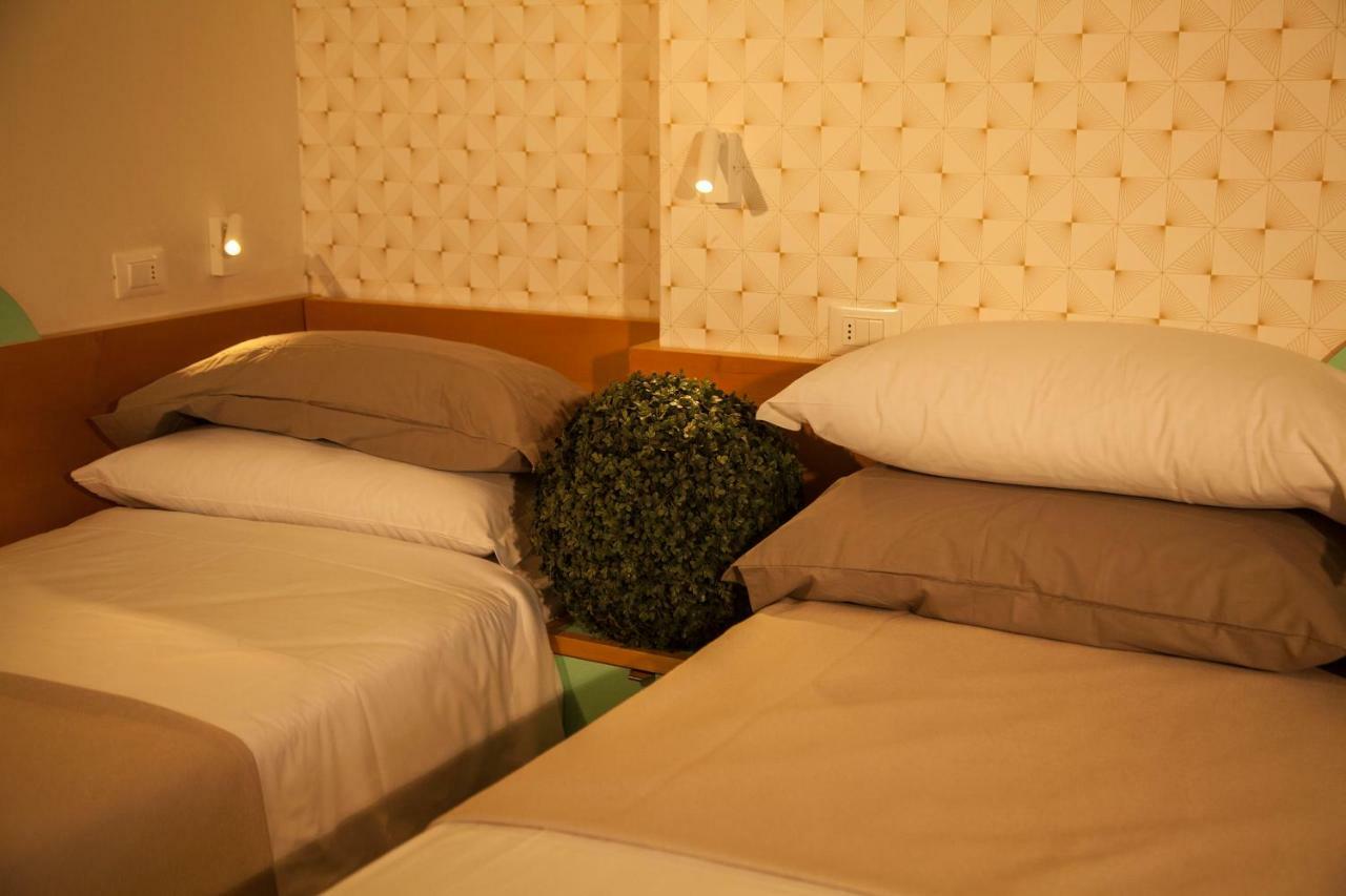 Hotel Montecarlo - Vista Mare Con Piscina & Area Fitness Riccione Zewnętrze zdjęcie