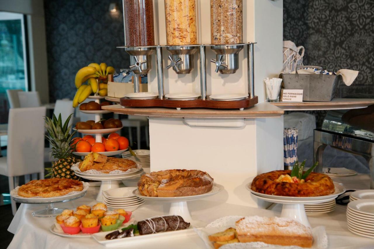 Hotel Montecarlo - Vista Mare Con Piscina & Area Fitness Riccione Zewnętrze zdjęcie