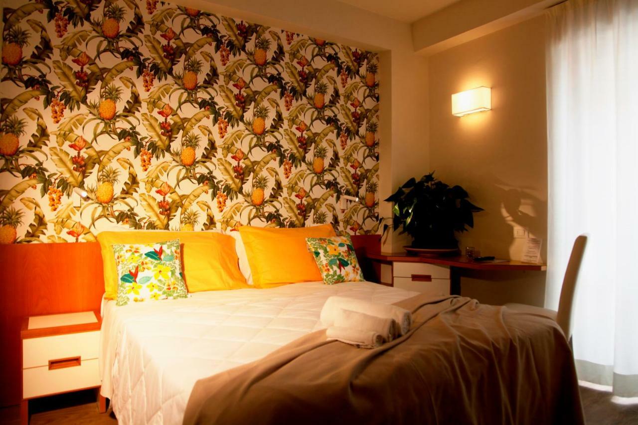 Hotel Montecarlo - Vista Mare Con Piscina & Area Fitness Riccione Zewnętrze zdjęcie
