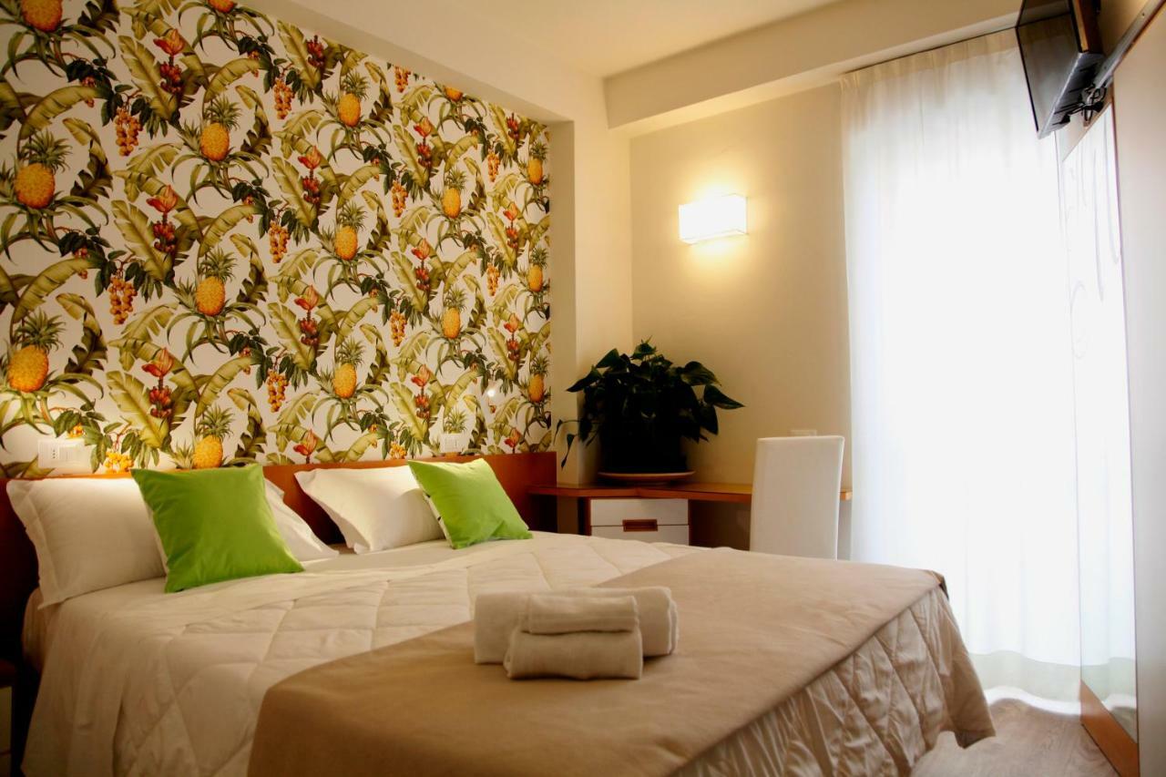 Hotel Montecarlo - Vista Mare Con Piscina & Area Fitness Riccione Zewnętrze zdjęcie