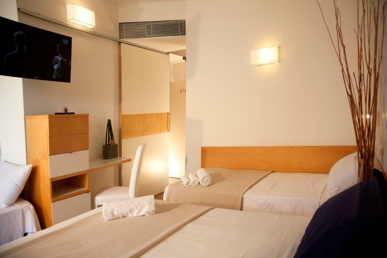 Hotel Montecarlo - Vista Mare Con Piscina & Area Fitness Riccione Zewnętrze zdjęcie