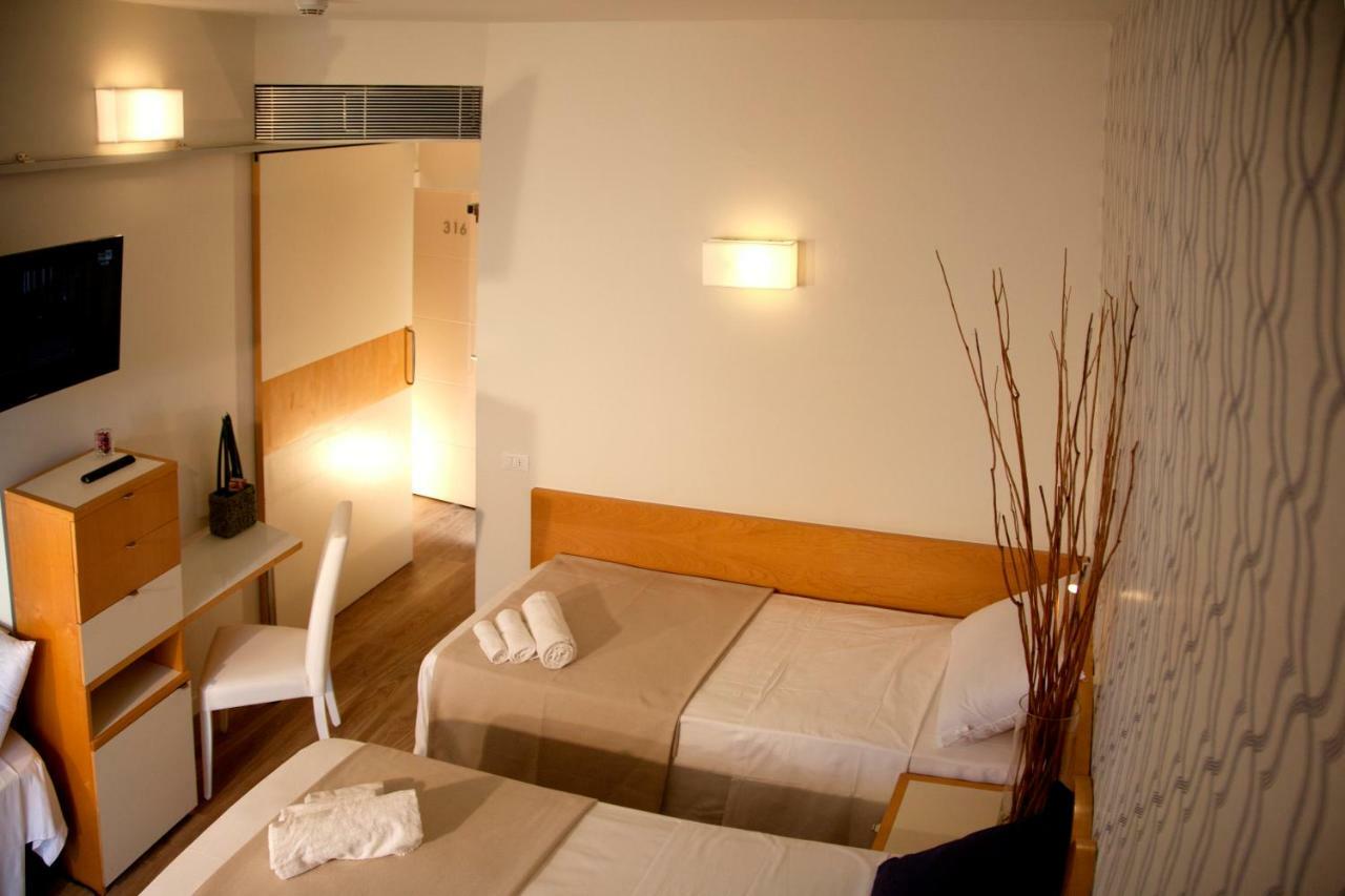 Hotel Montecarlo - Vista Mare Con Piscina & Area Fitness Riccione Zewnętrze zdjęcie