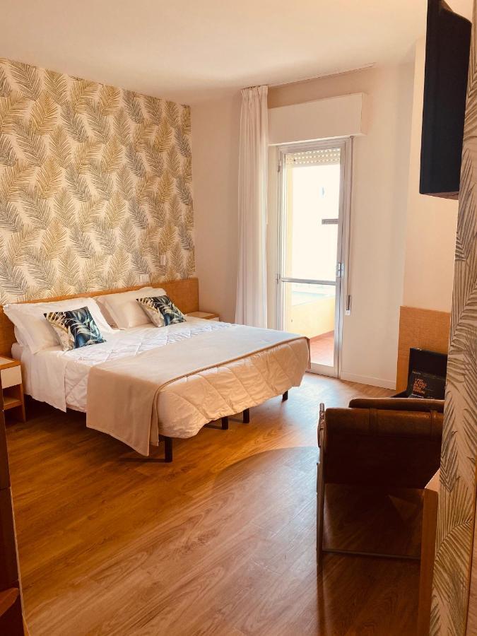Hotel Montecarlo - Vista Mare Con Piscina & Area Fitness Riccione Zewnętrze zdjęcie