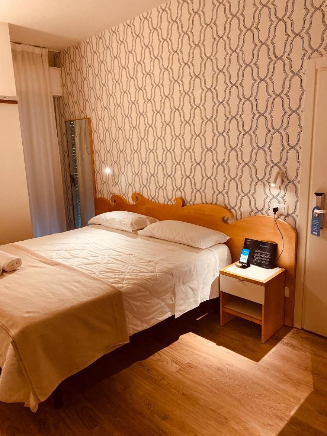 Hotel Montecarlo - Vista Mare Con Piscina & Area Fitness Riccione Zewnętrze zdjęcie